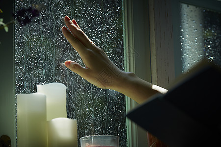 下雨天在家的年轻女性图片