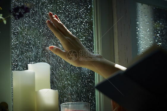 下雨天在家的年轻女性图片