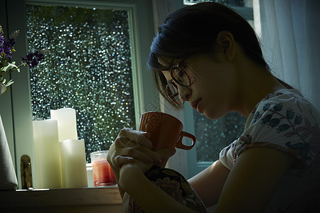 下雨天在家的年轻女性高清图片