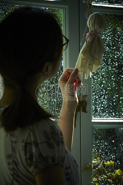 下雨天在家的年轻女性图片