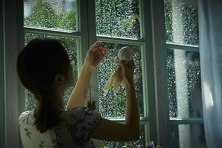 下雨天在室内的孤独女性图片