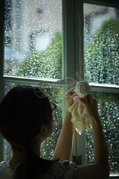 下雨天在室内的孤独女性图片