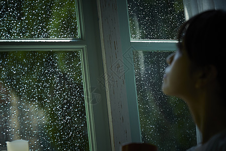 窗户雨下雨天在室内的孤独女性背景