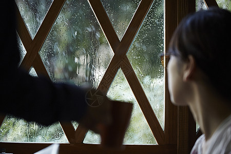 女孩看窗外下雨的图片图片