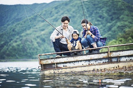码头开心钓鱼的家庭图片