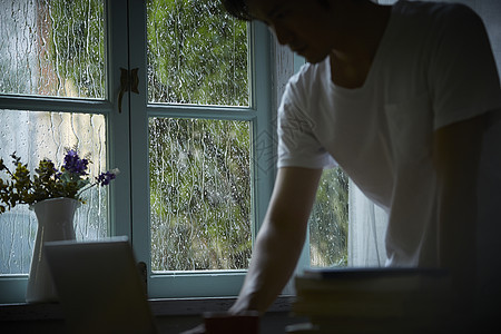 打湿窗外的雨图片