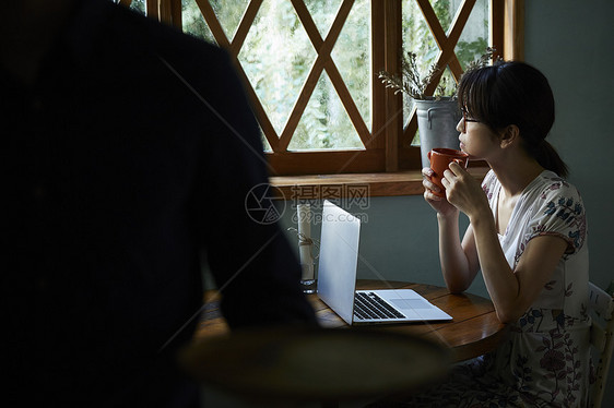 咖啡馆喝咖啡休息的女青年图片
