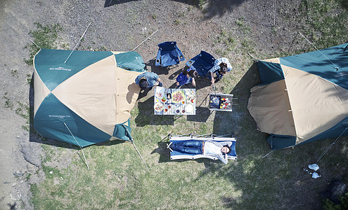 俯拍假日户外野营的家庭图片