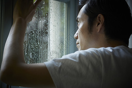 雨天看着窗外的男人图片