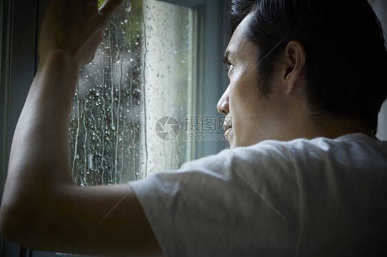 雨天看着窗外的男人图片