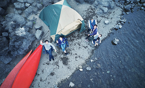 湖畔扎起帐篷露营的家庭图片