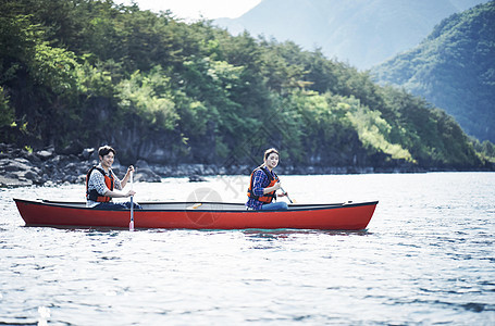 湖泊上划独木舟的夫妇图片