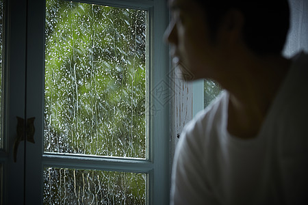 雨天被雨打湿的窗外图片