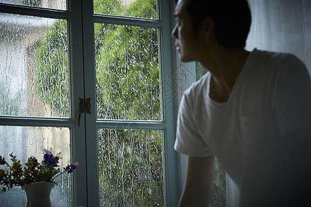 下雨天看着窗外被雨打湿图片