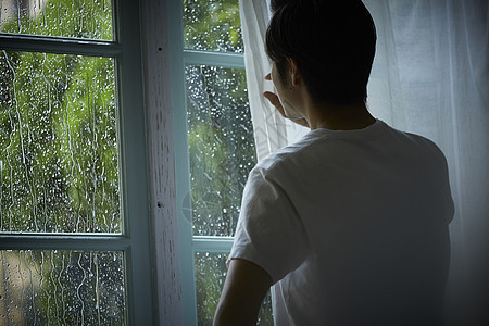 下雨天看着窗外的男人背影图片