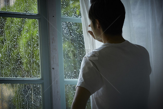 下雨天看着窗外的男人背影图片