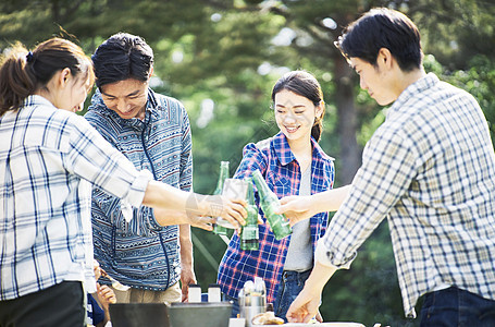 户外烧烤露营的青年男女图片