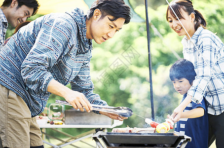 户外烧烤露营开心的家庭图片