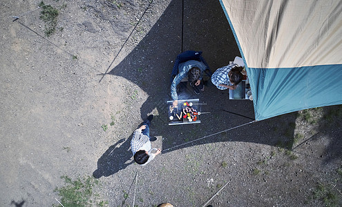俯拍露营的青年男性图片