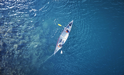 女士人物俯视划独木舟的夫妇图片素材
