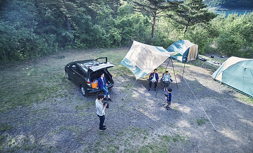 户外扎帐篷享受露营的家庭图片