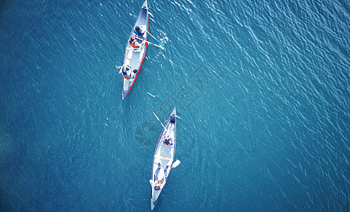 俯拍湖泊上划船的游客图片