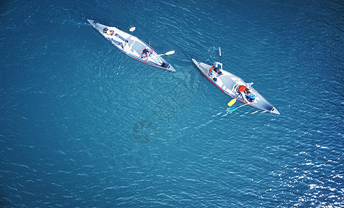 俯拍湖泊上划船观光的游客们图片
