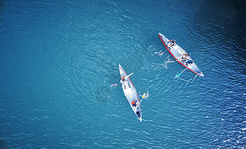 俯拍湖泊上划行的船只图片