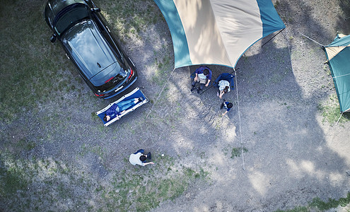 俯拍野营地露营的家庭图片