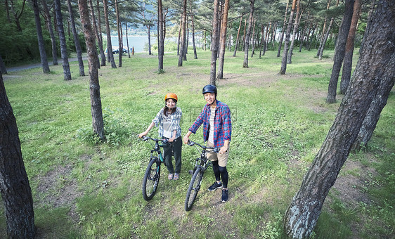 假日室外骑登山车的夫妇图片