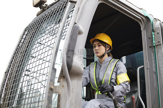 身穿工作服正在工作的工厂女性图片