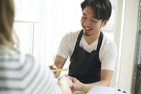 男店员在给客户修美甲图片