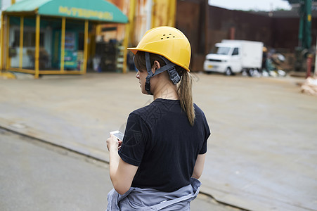 工厂戴着头盔的女性工人背影图片