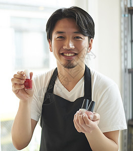 男店员在给客户介绍指甲油图片