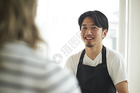 男店员在给客户涂美甲图片