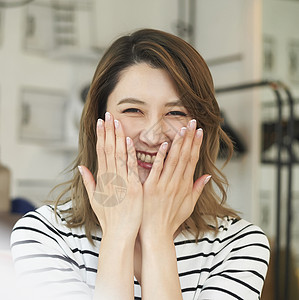 年轻美女展示指甲图片