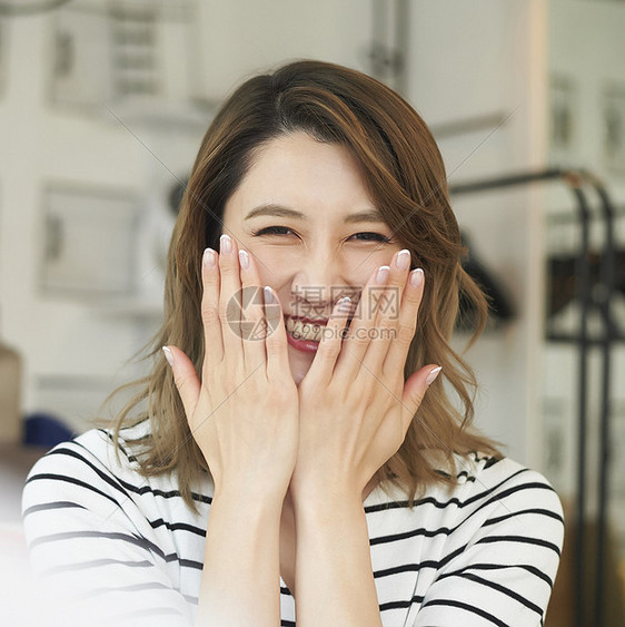 年轻美女展示指甲图片