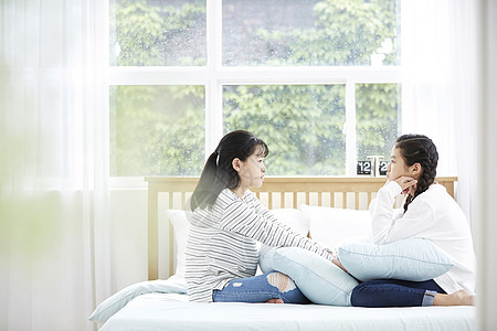 一起居家做作业和玩耍的青年女闺蜜图片