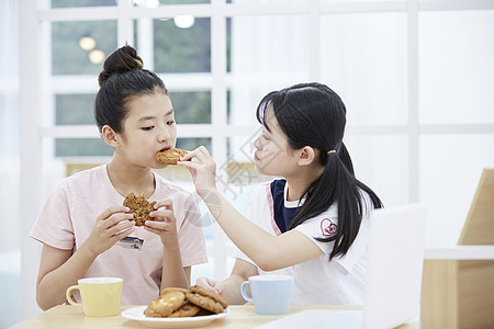 一起吃面包喝牛奶的日本女生图片