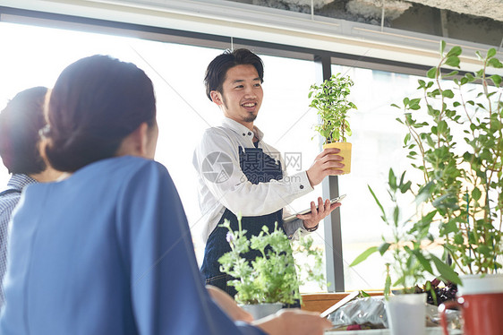 男花艺师给同学们讲述花艺知识图片