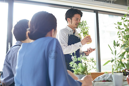 男花艺师给同学们讲述花艺知识图片