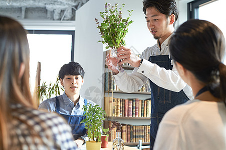 花店男花艺师给同学们讲述花艺知识背景