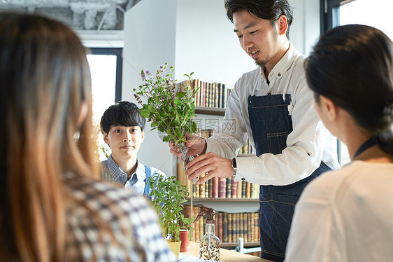 男花艺师给同学们讲述花艺知识图片