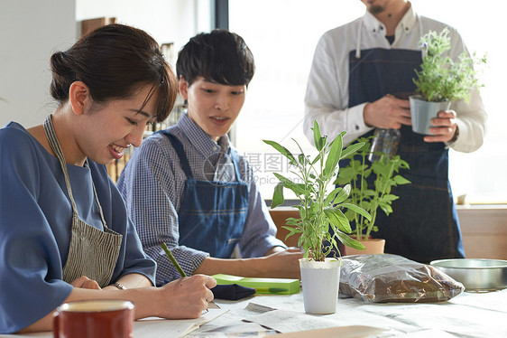 男花艺师给同学们讲述花艺知识图片