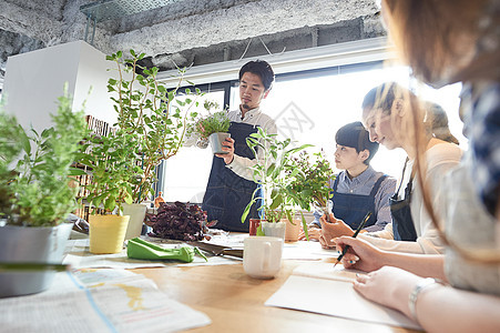 男花艺师给同学们讲述花艺知识图片