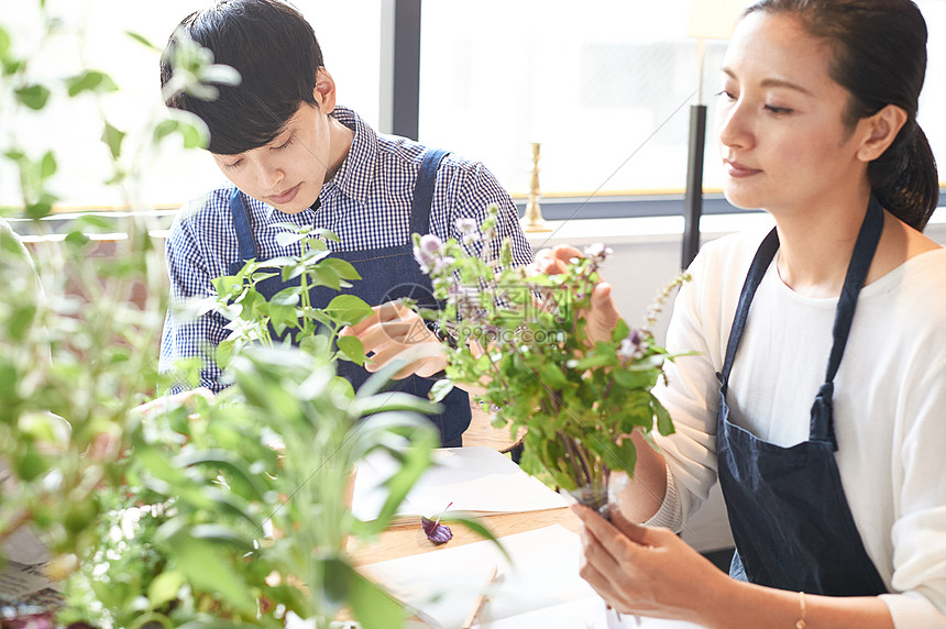 男花艺师给同学们讲述花艺知识