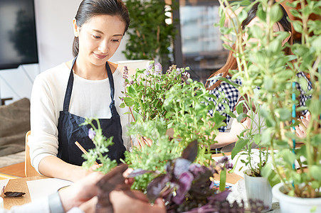 男性花艺师给学员介绍花艺图片