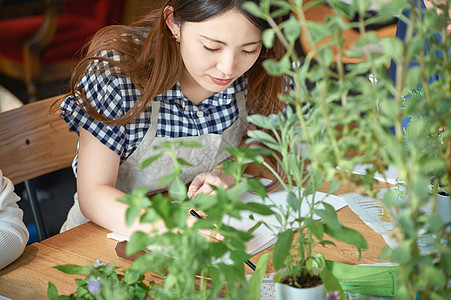 男性花艺师给学员介绍花艺图片