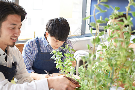 男性花艺师给学员介绍花艺图片