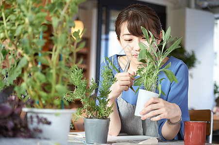 男性花艺师给学员介绍花艺图片